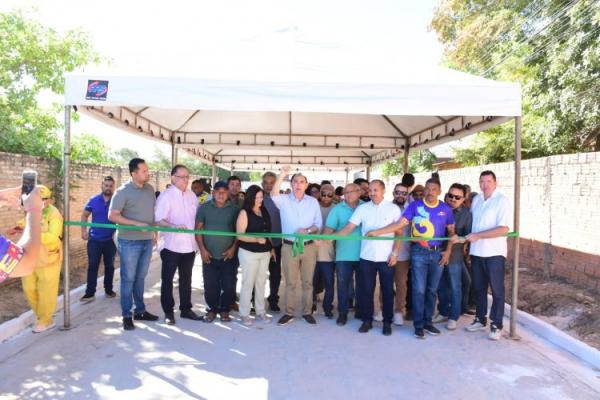 Prefeitura de Floriano entrega pavimentação no bairro Rede Nova executada com recursos próprios