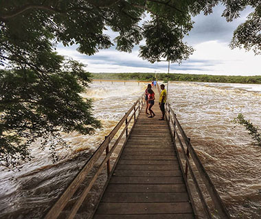 Passarela da Cachoeira do Urubu é interditada devido a cheia do rio