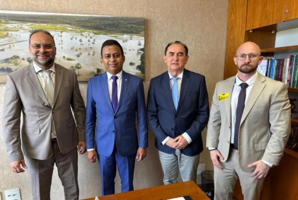 Prefeito Antônio Reis segue agenda em Brasília e discute demandas com o deputado Dr. Francisco Costa