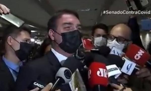 Flávio gargalha ao imitar reação de Bolsonaro sobre acusações da CPI da Covid: "Piada de mau gosto"