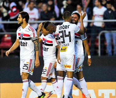São Paulo vence o Vasco e assume a liderança do Brasileiro