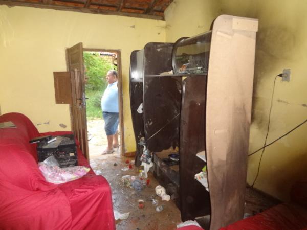 Curto circuito causa incêndio em residência no bairro Sambaíba Velha