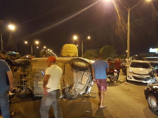 Dois homens ficam feridos após carro capotar durante colisão na BR-316
