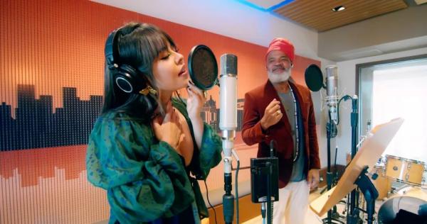 Carlinhos Brown cai na estrada em gravação em espanhol com a colombiana Juliana Velásquez