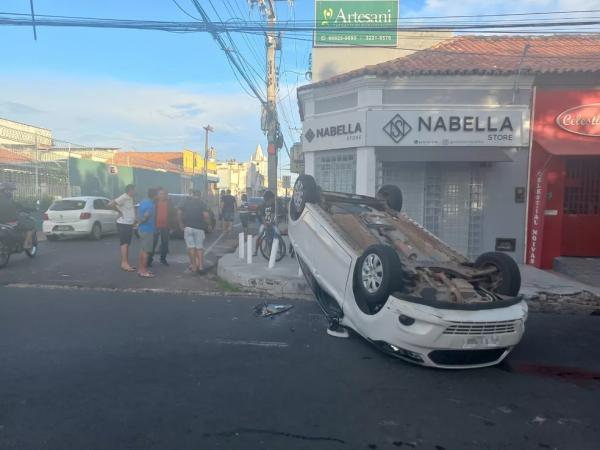 Motorista fica ferido após carro capotar durante colisão com outro veículo no Centro de Teresina