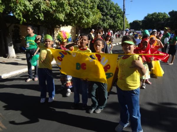 Desfile escolar comemora a Semana da P&aacute;tria em Bar&atilde;o de Graja&uacute;.(Imagem:FlorianoNews)