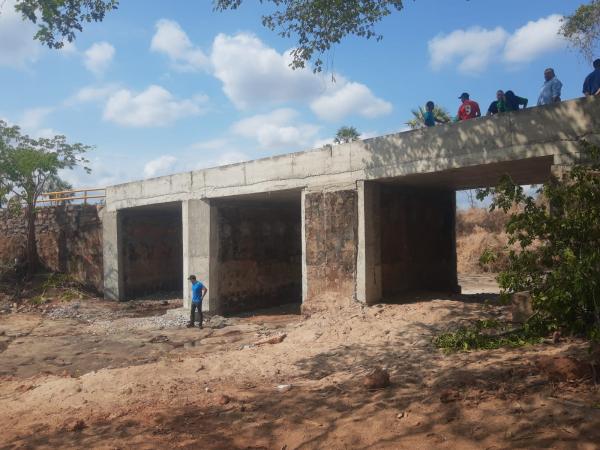 Vereadores de Floriano participam de entrega da ponte que dá acesso à localidade Saco.(Imagem:CMF)