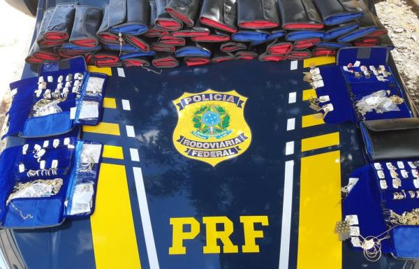 PRF apreende semijoias avaliadas em R$ 15 mil escondidas em veículo na cidade de Picos