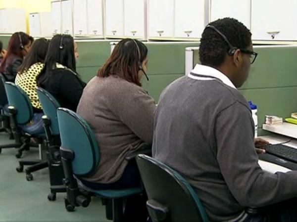 Empresa seleciona 400 profissionais para vagas de operador de call center