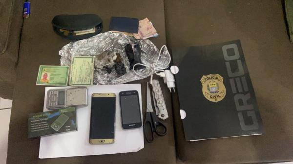 Polícia Civil apreende fardamento da PM, R$ 30 mil, drogas e armas em operação no litoral do Piauí