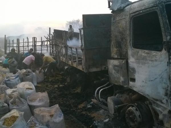 Populares saqueiam carga de milho após caminhão pegar fogo no Piauí