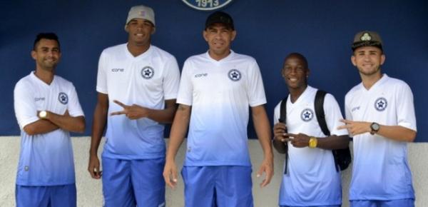 Jogadores do Tubar&atilde;o fazem foto.(Imagem:Didupaparazzo)
