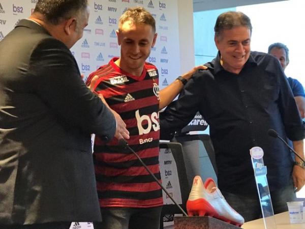 Após 14 anos na Europa, Rafinha cita peso do Flamengo na escolha: "Vim para ganhar títulos"