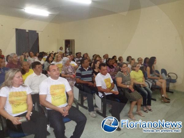 Padre Nylfranyo lan&ccedil;a livro sobre viv&ecirc;ncia espiritual.(Imagem:FlorianoNews)