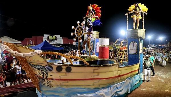Escola de samba Unidos da Ponte se apresenta em desfile no domingo de Carnaval em 2019 no Piau&iacute;.(Imagem:Kairo Amaral/TV Clube)
