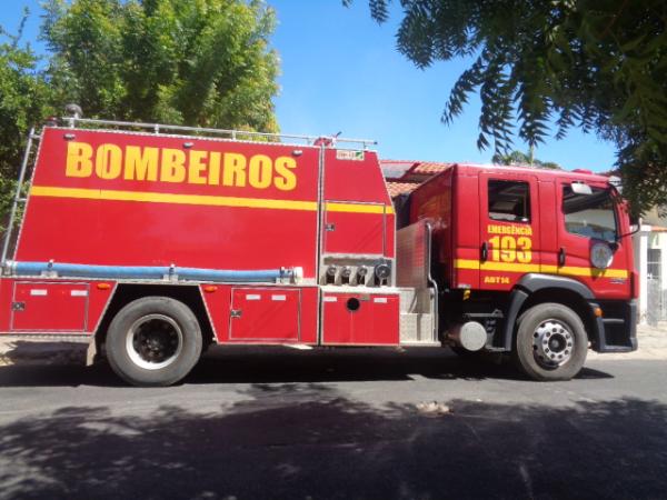 Resid&ecirc;ncia em Floriano fica destru&iacute;da ap&oacute;s inc&ecirc;ndio. (Imagem:FlorianoNews)