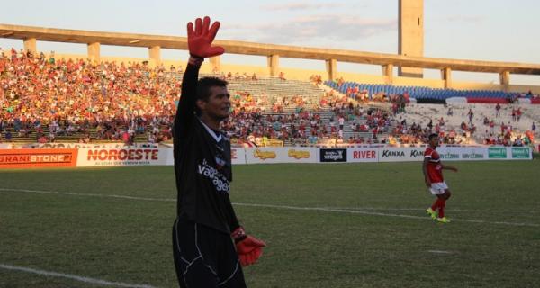 Naylson ter&aacute; cuidada redobrado para n&atilde;o ser advertido com cart&atilde;o amarelo.(Imagem: Abdias Bideh/GloboEsporte.com)