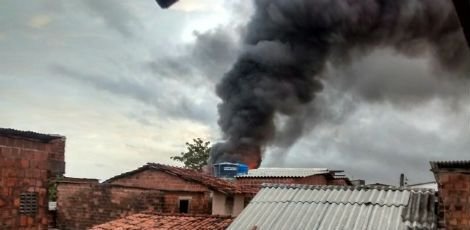 Incêndio destrói depósito da Secretaria de Educação de Parnaíba