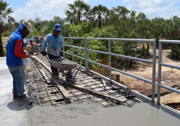Prefeitura de Floriano trabalha na constru&ccedil;&atilde;o de pontes da zona rural.(Imagem:Waldemir Miranda)
