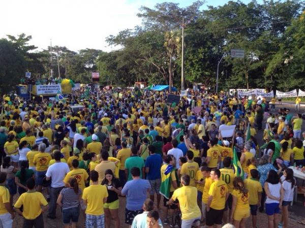 Protesto contra o governo reúne milhares de pessoas em Teresina