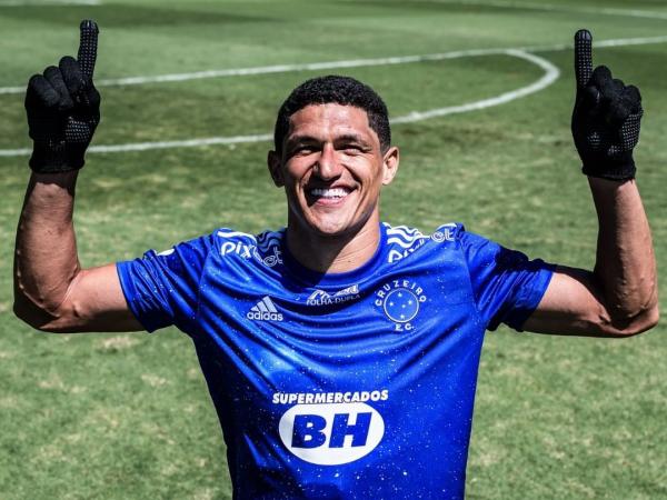 Com direito a "receba", Cruzeiro regulariza atacante piauiense Luvannor