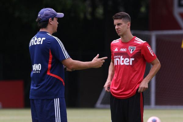 Fernando Diniz e Shaylon conversam em treino do S&atilde;o Paulo(Imagem:Rubens Chiri / saopaulofc.net)