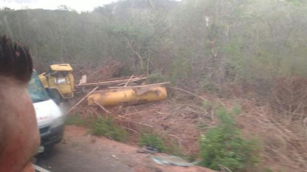  Carro-pipa tomba e motorista morre ap&oacute;s ficar preso nas ferragens.(Imagem:Divulga&ccedil;&atilde;o)