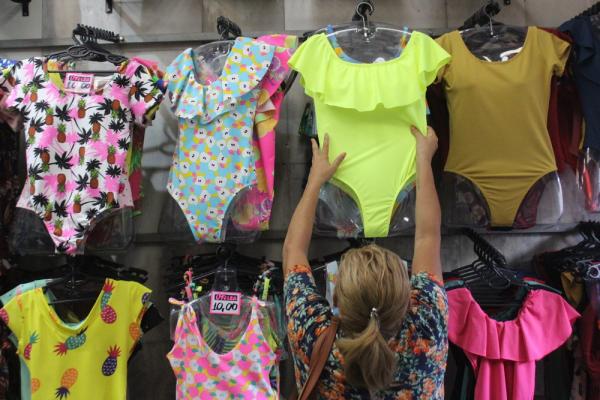 Bodys coloridos e estampados est&atilde;o em alta neste carnaval.(Imagem:Rafaela Leal)