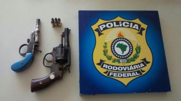 PRF prende condutor com duas armas de fogo em Floriano