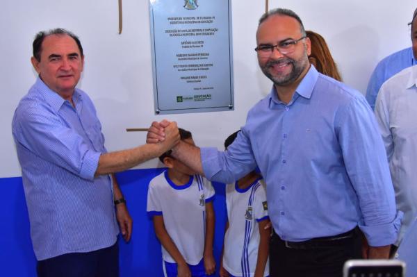 Vereadores de Floriano participam de entrega da reforma da Escola Municipal Dom Edilberto (Imagem:CMF)