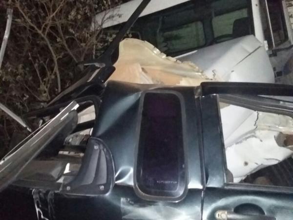 Motorista morre após ficar preso nas ferragens em acidente na BR-407