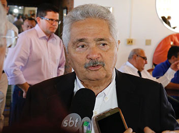 Elmano volta atrás e confirma pré-candidatura ao governo