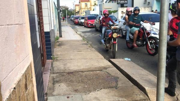 Estudante é baleado na cabeça ao deixar pensão no Centro de Teresina