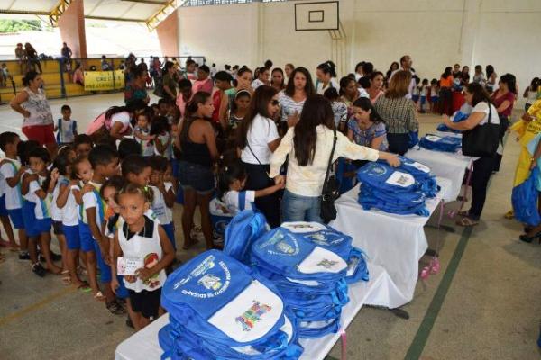Prefeito Gilberto e Secret&aacute;ria de Educa&ccedil;&atilde;o entregam kit escolar para crian&ccedil;as da Educa&ccedil;&atilde;o Infantil(Imagem:Waldemir Miranda)