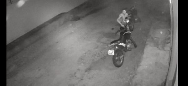 Câmeras de segurança flagram homem furtando moto no bairro Campo Velho em Floriano
