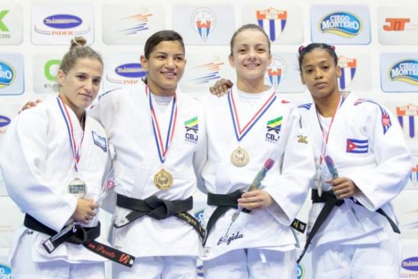 Sarah Menezes e Nath&aacute;lia Br&iacute;gida no p&oacute;dio da categoria 48kg no Pan de Havana.(Imagem:Rafal Burza / CBJ)