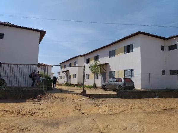 Crian&ccedil;a de 2 anos morre com tiro na cabe&ccedil;a enquanto brincava na porta de casa em Teresina.(Imagem:Francisco Lima/TV Clube)