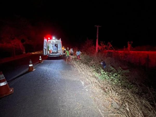 Homem cai de moto, bate a cabeça em pedra e morre ao sair da estrada em Pedro II, no Piauí