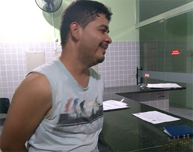 Suspeito tenta matar namorada a tiros e ri ao ser preso no PI