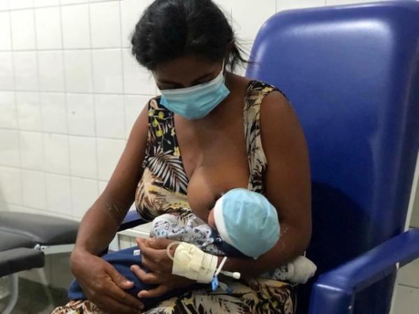 Mãe com Covid-19 pode amamentar sem risco de contaminar bebê, diz médica