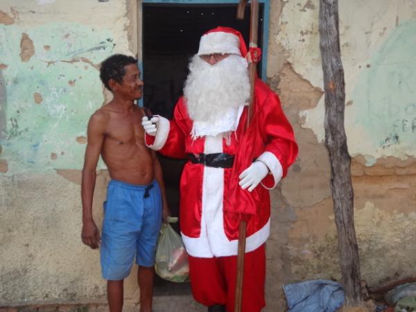 Papai Noel entrega brinquedos e cestas b&aacute;sicas em Floriano. (Imagem:FlorianoNews)