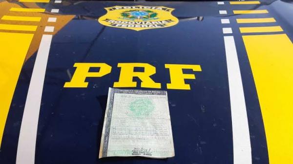 PRF prende condutor suspeito de uso de documento falso na BR-135