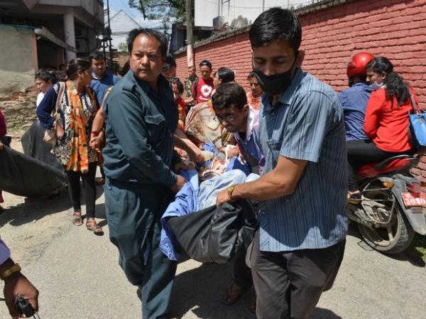 Pacientes s&atilde;o tirados de hospital ap&oacute;s terremoto em Katmandu Nepal.(Imagem:Prakash Mathema/AFP)