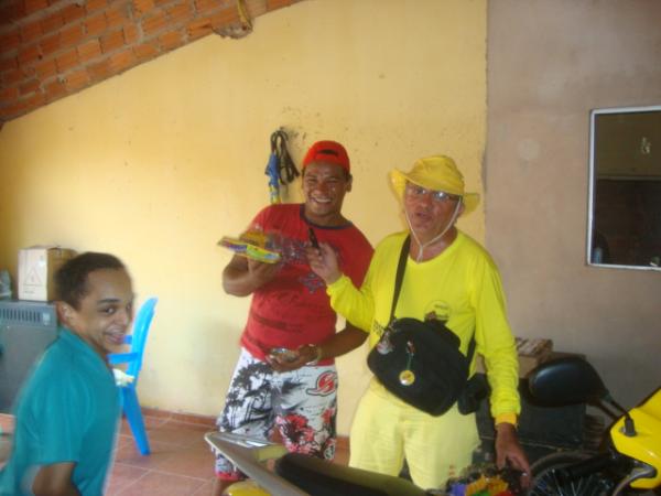 Entregando Presentes(Imagem:reda&ccedil;ao)