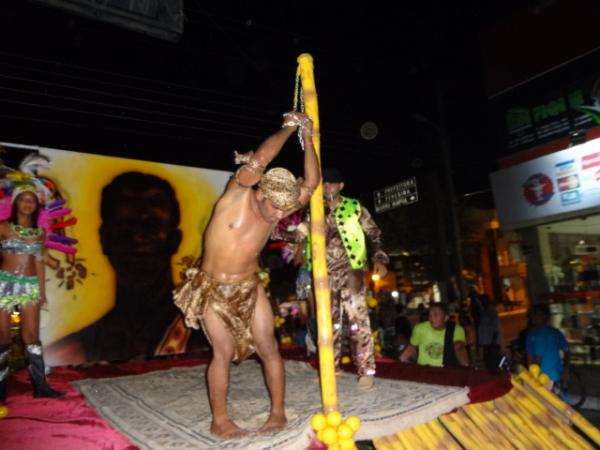 Desfiles de escolas de samba alegram a Av. Get&uacute;lio Vargas.(Imagem: FlorianoNews)