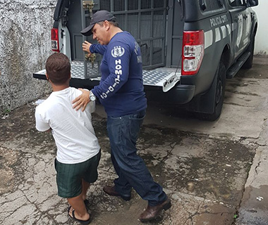 Anão é preso suspeito de matar amigo com facadas no pescoço