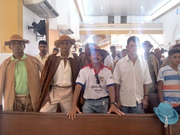 Cavalgada e missa marcam o dia do vaqueiro nos Festejos de S&atilde;o Pedro de Alc&acirc;ntara em Floriano.(Imagem:FlorianoNews)