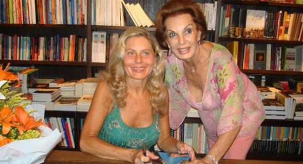 Adalgisa Colombo ao lado de Vera Fischer no lan&ccedil;amento da autobiografia da atriz em 2007.(Imagem:Rodrigo Vianna/G1)