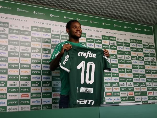 Luiz Adriano recebe a camisa 10 do Palmeiras e aguarda decisão sobre estreia no domingo