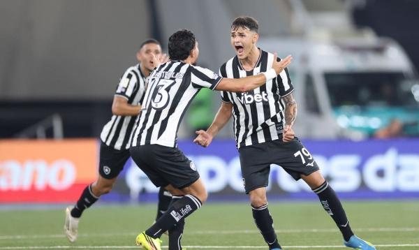 Com gol no último lance, Botafogo bate Santos na volta do Brasileirão